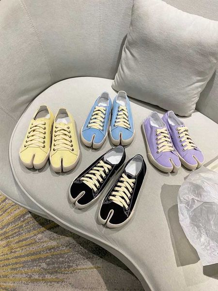

mm6 flat split toe tabi canvas men and women lovers casual sports shoes horseshoe pig shoe trend