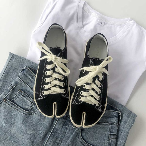 

2023 summer niche new internet celebrity with the same korean single shoe female pig split toe flat bottomed casual canvas shoes