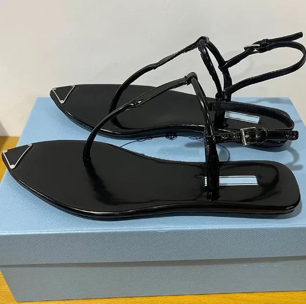 

2023 sandals Black hot stamped Enameled metal triangle Beach Sandals famous luxury designer sandals women Flats sandal high quality, Black 2