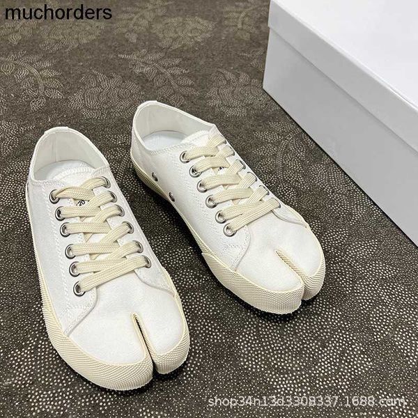 

guangzhou split toe shoes women's early spring 2023 new casual lace up biscuit shoes low pig feet canvas shoes, Black