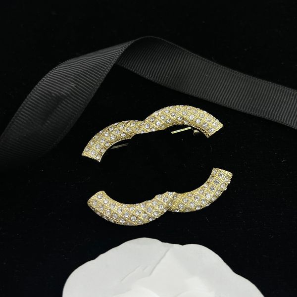 

designer ccity pins brooches women banquet pin men suit luxury jewelry exquisite accessories letters c brooche woman man 7633, Gray