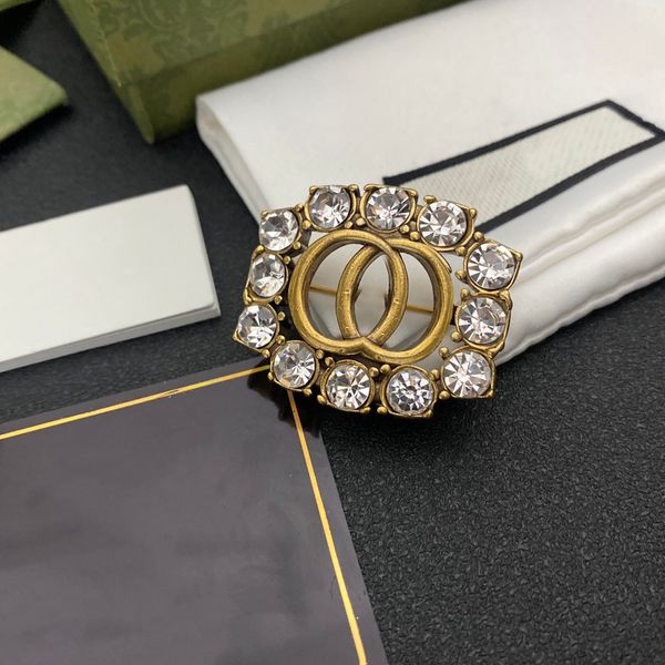 

brand designer letters brooch fashion famous g double letter brooches ruby crystal pearl luxury couples individuality rhinestone suit pin je, Gray