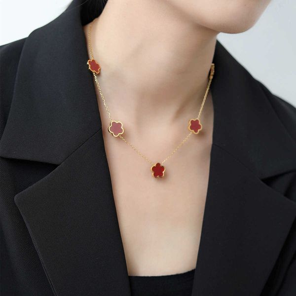 

fashionable and elegant light luxury flower steel necklace female minority five-flowered pendant clavicle chain, Silver