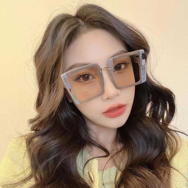 

Fashion designer brand cool sunglasses luxury Super high quality Tiktok online Red same letter large double C Women's versatile trendy 7056 with logo box