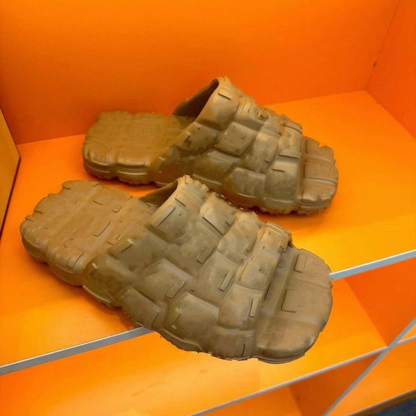 

2023 new style cloud slippers designer man woman summer rubber slides slippers haute lazy style fashion luxury integrated forming beach shoe, Black