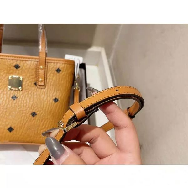 

brand new mini shopping bag and basket can be packed in portable and shoulder carrying gift box. size: 19cm * 17cm., Black;red