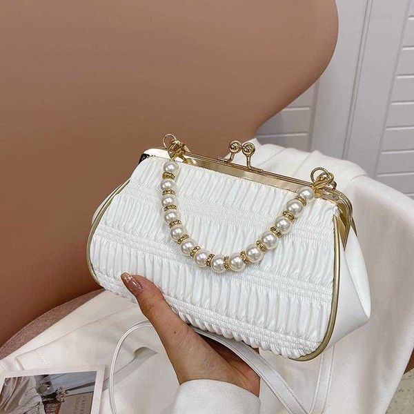 

republic of china style portable clip bag fashion simple pearl chain shell ladies hand holding dinner cosmetic