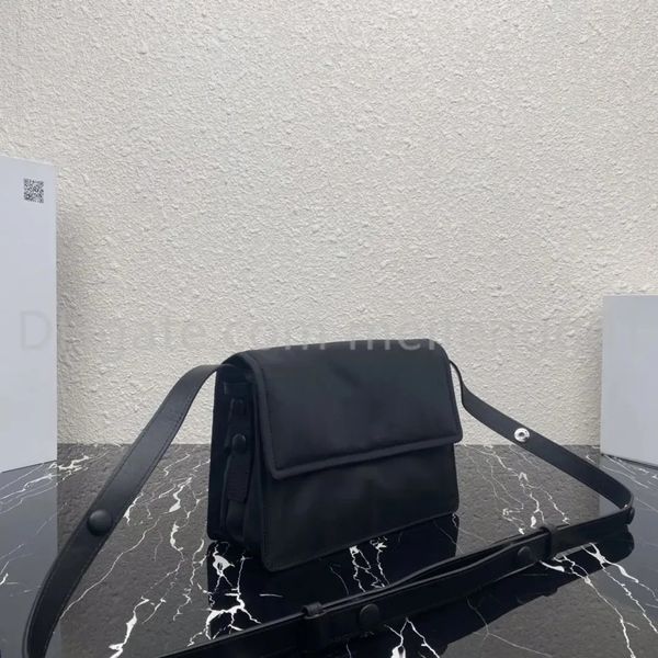 

luxurys designers totes bags women fashion cross body handbags triangle buckle shoulder bags men's lady wallets simple versatile nylon