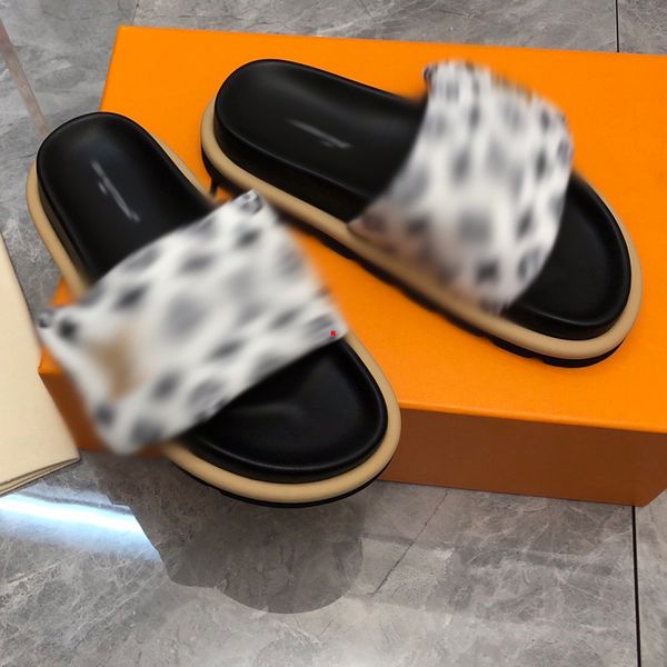 

2023 fashion designer comfort sandal slippers women leather shoes womens luxury metal decoration slipper summer casual shoe beach flip flops, Black
