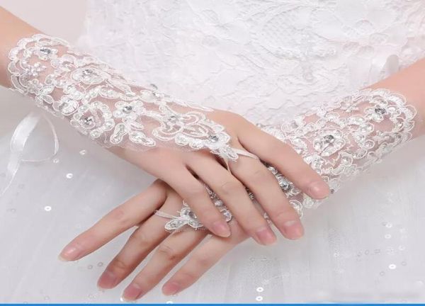 

2018 short lace appliques ring finger bridal gloves wedding gloves beaded crystals three color wedding accessories wrist length fo1497609, White