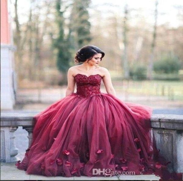 

2019 new ball gown burgundy quinceanera dresses sweetheart lace appliques sweet 16 tulle puffy basque waist flowers party prom eve6140679, Blue;red