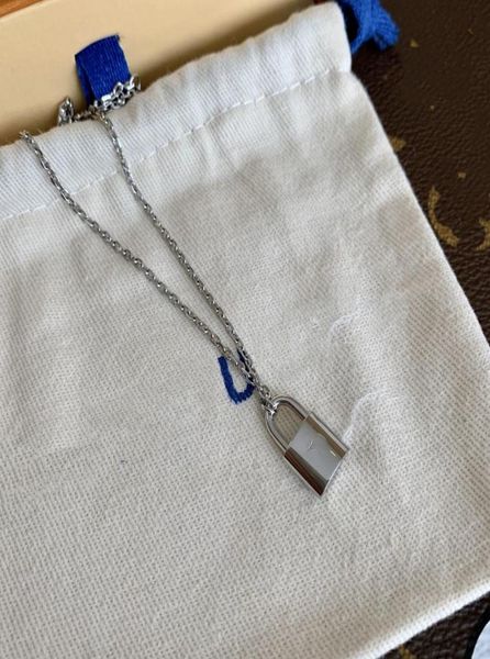 

2022 pendant gold love diamond necklace fashion silver plated letter simple titanium alloy valentine039s day couple necklace je1390573