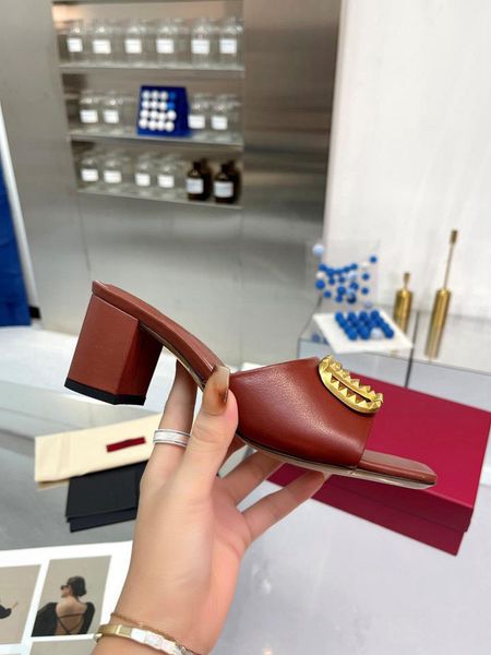 

2023 classic sandals valentinoity luxury designer leather ladies sandals summer flat shoes slide fashion beach women slippers letter drag h1, Black