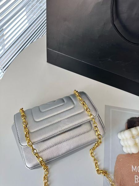 

metal lambskin wallet with chain designer bags classic flap card holder cosmetic luxury designer purse outdoor handbags retro carved chain h