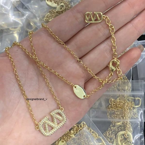 

14 colors simple necklace v letter pendant classic style designer necklaces valentinoity love women jewelry wholesale kh2a, Silver