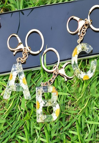 

dried flower letter pendant keychains resin daisy key chains rings for women cute car acrylic keyring holder bag pendant2894978, Slivery;golden