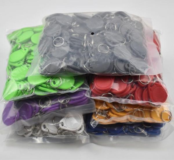 

100pcslot t5577 rewritable programmable rfid 125khz keychain keyfobs key finder for copy em4100 cards8716977