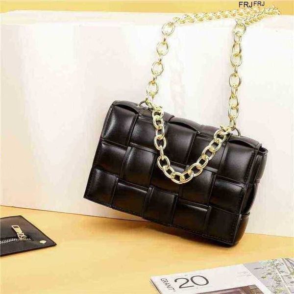 

designer bottegas bags venetas cassettes 2023 european and american autumn winter new family chain satchel woven pillow bag foreign trade wo