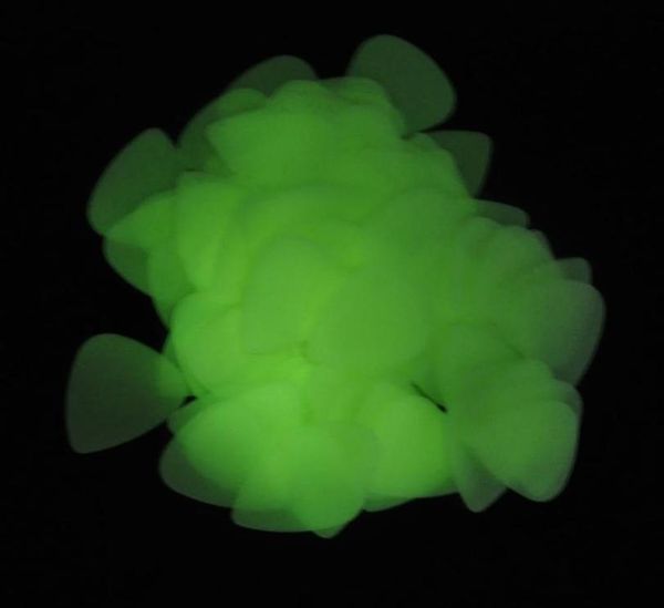 

100pcs gauge 071mm celluloid 351 guitar picks plectrums glow in the dark2910797