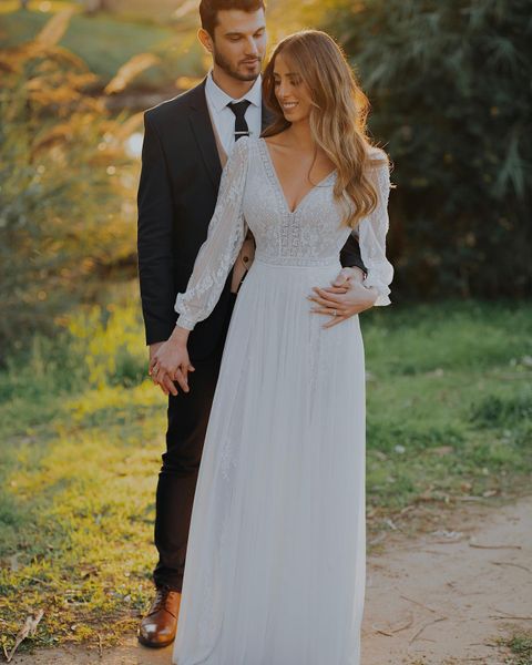

2023 beach a line wedding dresses backless v neck lace appliqued long sleeve bridal gown sweep train robe de mariee, White