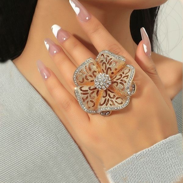 

fashionable new exaggerated opening, three-dimensional noble temperament, retro hollowed out diamond inlaid flower large ring, Golden;silver