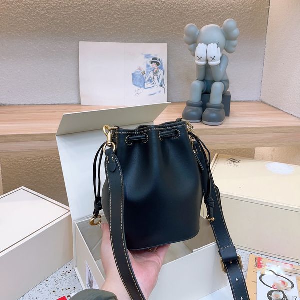 

2023 new camila bucket bag luxury designer drawstring lady leisure co shoulder bags leather purses mini totes handbag purple black crossbody