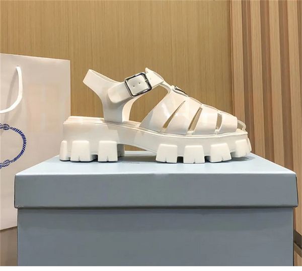 

2023 platform sandals classic ladies ladies slippers famous designer vintage rubber roman shoes beach fashion triangle round toe muller sand, Black