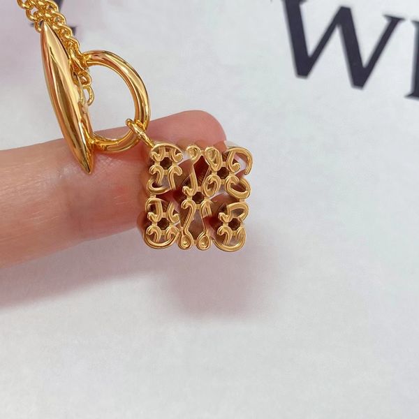 

Classic Hollow Necklace Exclusive Pendant Professional Set Jewelry Matching Jewelry 18K Gold Luxury Classic Accessories