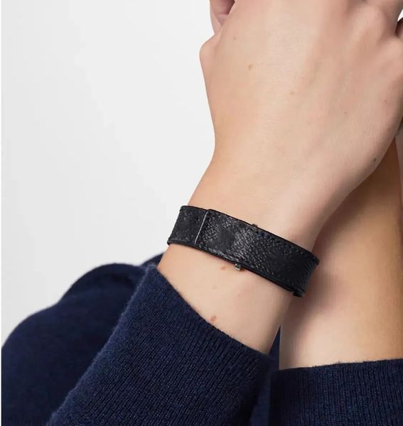 

Brand Designer Luxury Fashion High-end Men's and Women's Genuine Leather Bracelet Simple Classic Unisex Jewelry Leather Carabiner Design Size 21cm
