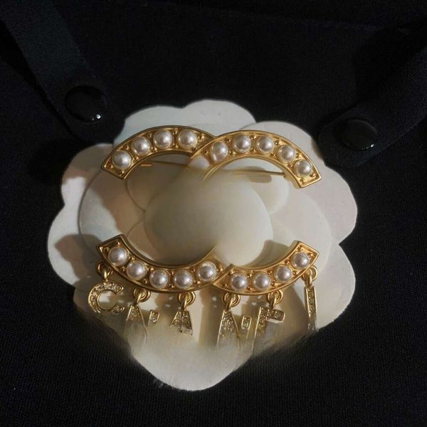 

Designer Brooch Letter Tassel Brooch High-grade Temperament Classic Fashion Versatile Women's Senior Sense Of Light Luxury Accessories