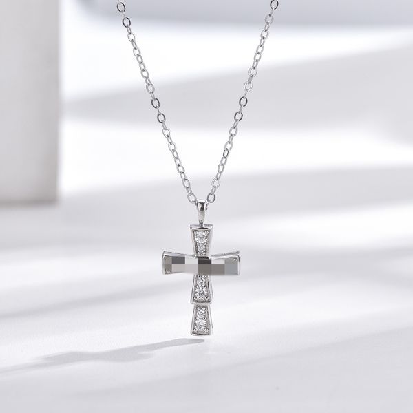 

Luxury Designer Women's Cross Pendant Necklace Fashion Exquisite Simple Diamond Necklace Classic Versatile Necklace Suitable for Women's Jewelry Christmas Gift