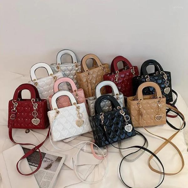 

Evening Bags Heart Emed Designer Leisure Handbags Chic Patent Leather Small Shoulder Messenger Purses Women Hand2024, Red