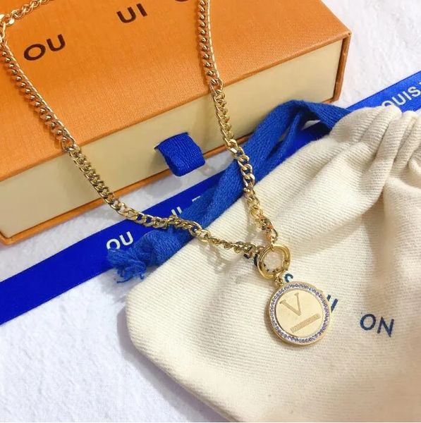 

Luxury Fashion Brand Designer Pendant Necklace Ladies Necklace Jewelry Round Letter Pendant Exquisite Simple Classic Necklace High Quality Christmas Gift