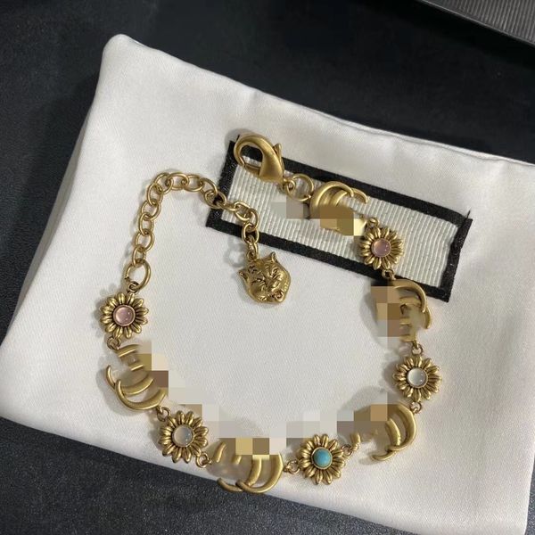

Luxury Fashion Designer Small Daisy Bracelet Women's Vintage Bracelet Alphabet Daisy Accessories Delicate Simple Explosion Bracelet Women's Jewelry Gift Set