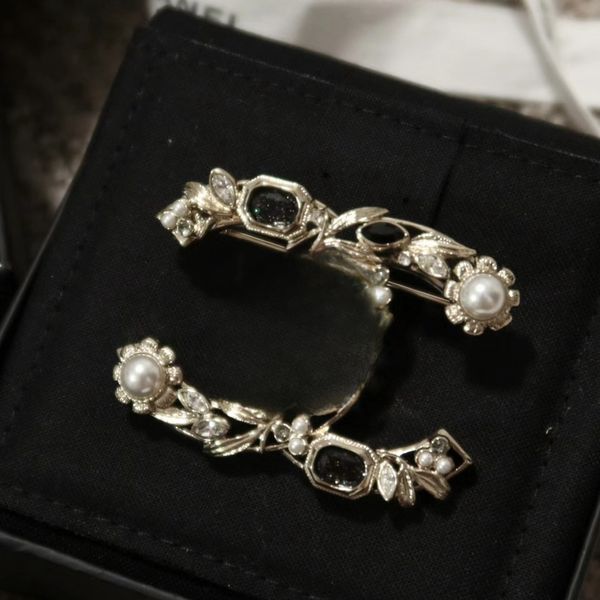

Designer For Woman Small Incense Ancient Hollow Brooch Brooch Retro Letter Flower Elements Color Glass Pearl Crystal Women's Brooch