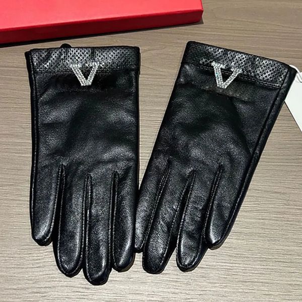 

Luxury Fashion Designer Leather Gloves for Men and Women Outdoor Sports Riding Cold Five Finger Gloves Classic Fashion Designer Gloves High Quality Gloves with Logo