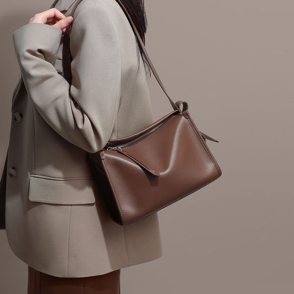 

Timeless Women's Vintage Crossbody Bag Versatile Solid-Colored Perfect for Everyday Commutes, Brown