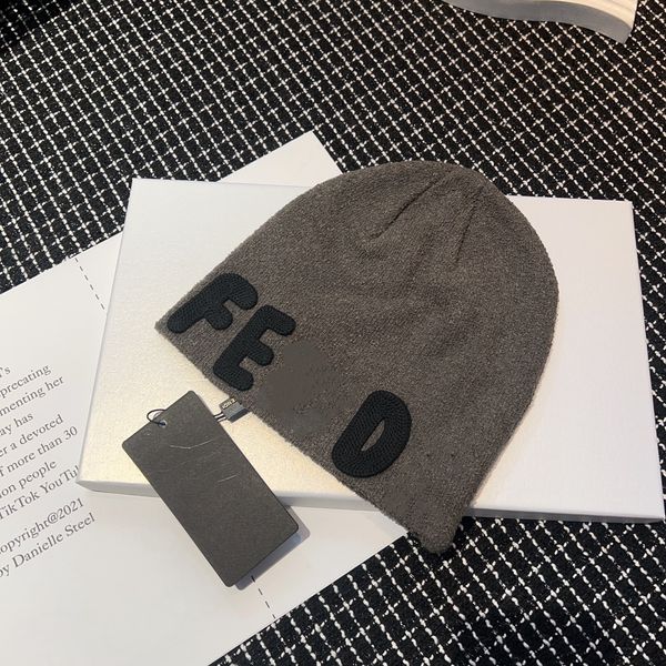

Autumn and winter outdoor warm knit cap casual versatile men's beanies luxury fashion designer pile cap men and women with the same letter F thick knit pile cap, Grey