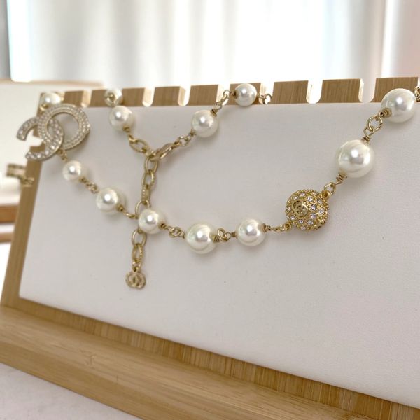 

Luxury Fashion Designer Necklace Ladies Pearl Necklace Exquisite Simple Premium Feeling Letter Pendant Necklace Ladies Jewelry New Year Gift