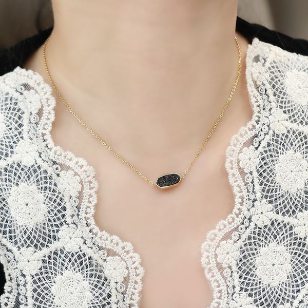 

2023 new crystal crystal oval pendant gold titanium steel necklace fashion geometric crystal crystal pendant clavicle chain, Silver