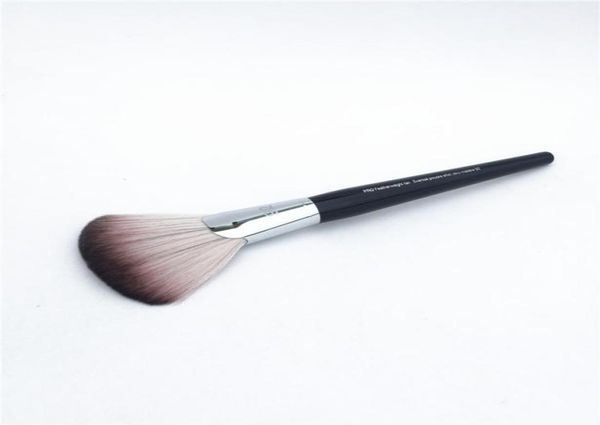 

pro featherweight fan brush 92 soft hair for powder or shimmer finish beauty makeup brush blender1321191