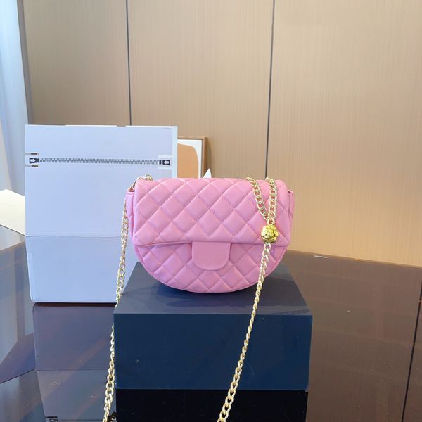 

crescent saddle bag small and portable classic black gold with adjustable chain crossbody bag texture is very good