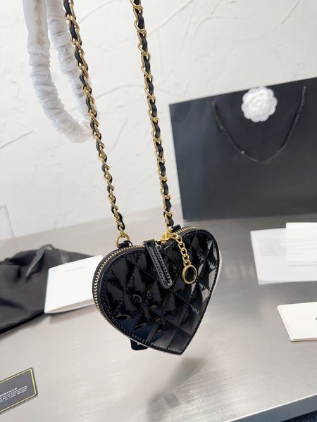 

2023 spring and summer the new fashion bags heart-shaped handbag patent leather designer outdoor street messenger bag luxury wallet