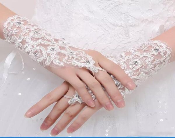 

2018 short lace appliques ring finger bridal gloves wedding gloves beaded crystals three color wedding accessories wrist length fo1635932, White
