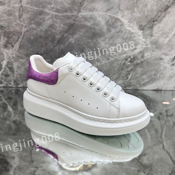 

2023 new luxurys summer men's breathable shoes round toe designer men anti-slip proof sneakers fashion outdoor walking shoe xinshidai23, Black