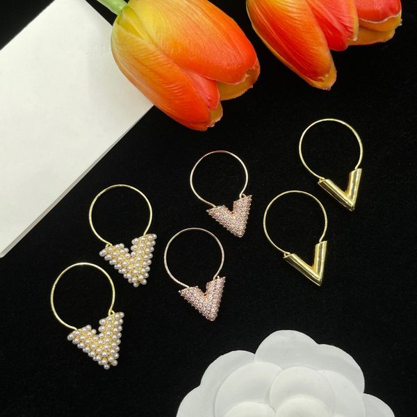 

designer luxury women fashion inlaid pearl earrings 18k gold plated vintage letter pendant women engagement earrings brand new party gifts v, Golden