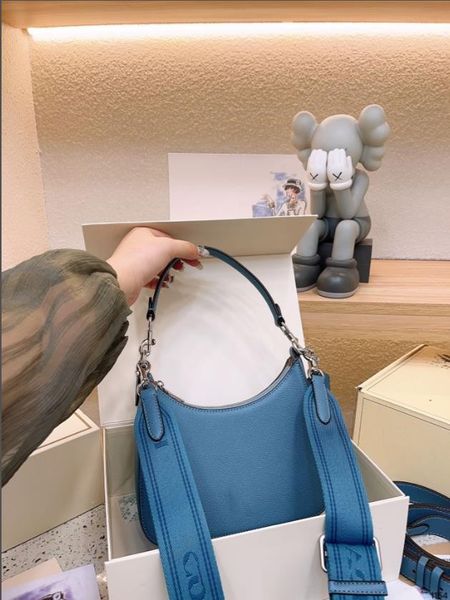 

2023 new designer bag underarm leather women's one-shoulder portable diagonal baguette bag adjustable shoulder strap fashion commuting