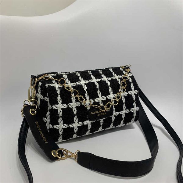 

popular fashion is simple chain decorative underarm bags. the new and shoulder messenger and pillow