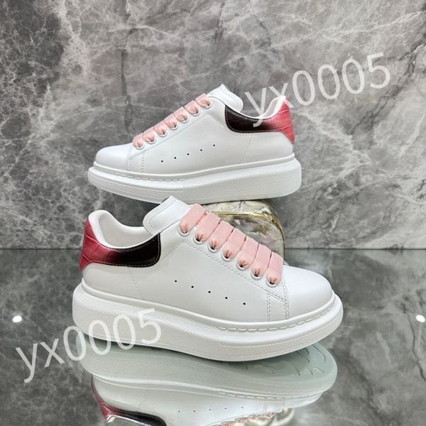 

2023 new luxury designer shoes the four seasons men's and women's sports white embossing calfskin size 35-46 xsd230412, Black