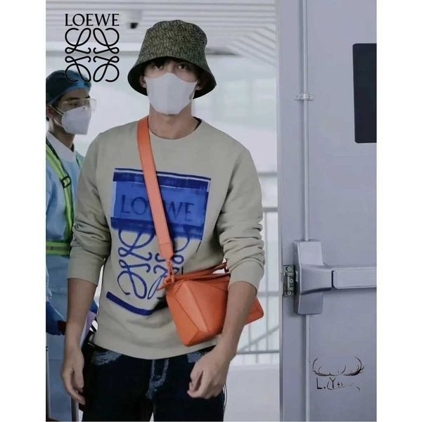 

hoodies loewsf ashions weatshirtsd esignerh oodiel etterp rintingp ullovers tyle2 2a utumnw intern ewp roductp rintedt hreadedr oundn eckw e, Black